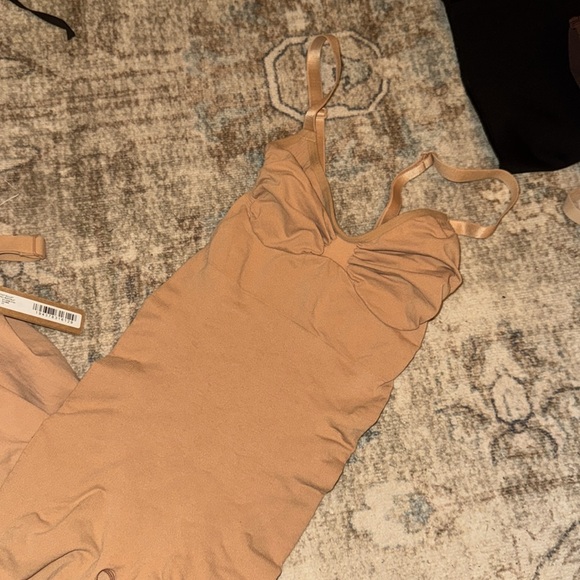 SKIMS Cream Shapewear Bodysuit with Full Coverage and Scoop Neckline - Picture 5 of 7